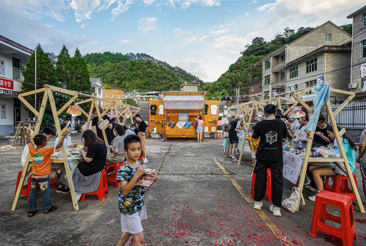 抑场顿挫白小姐生肖考：场景聚合下的文化特写