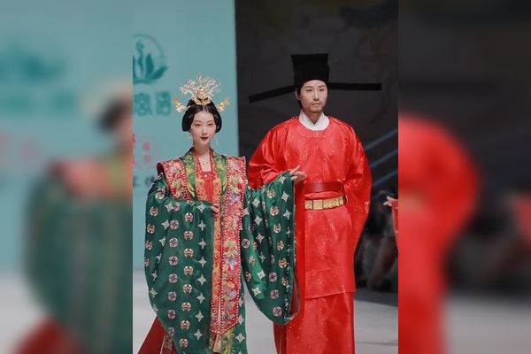 白小姐一肖免费公布下的“白发美女打一肖”：一场多元场景聚合