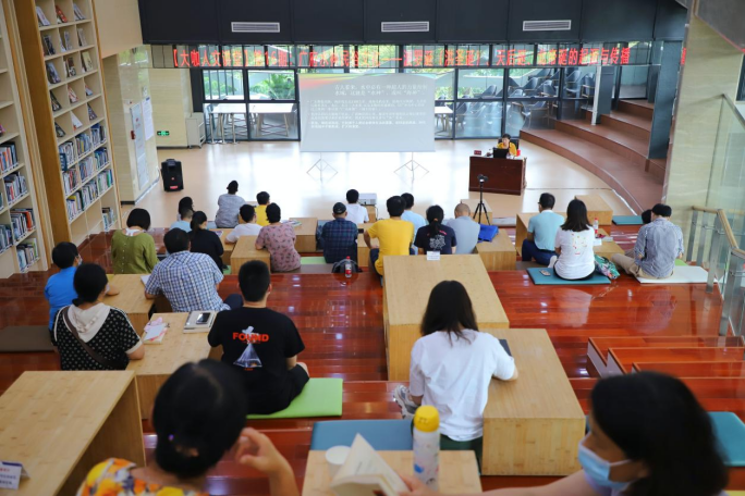 白小姐一肖免费公布的文化密码：一场生肖竞猜的场景特写